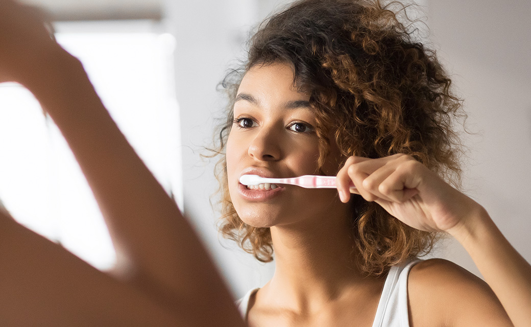 Frau putzt ihre Zähne