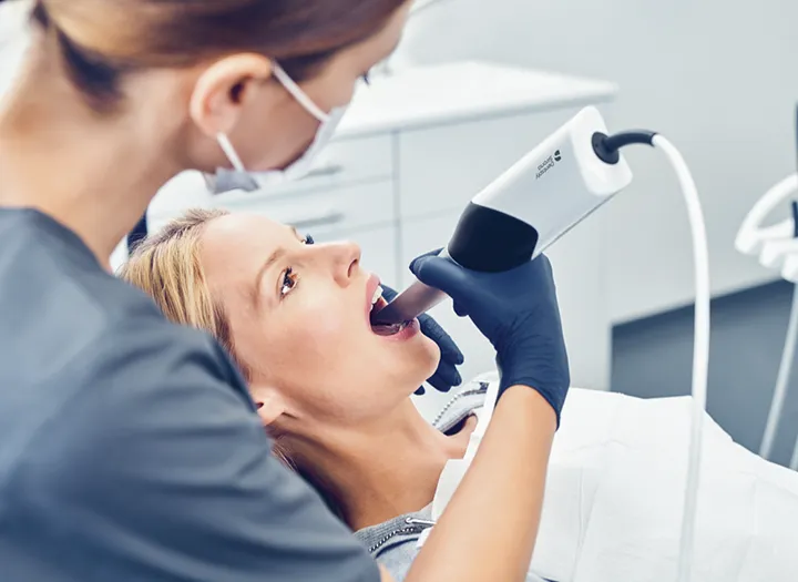 Mädchen in der Zahnarztpraxis