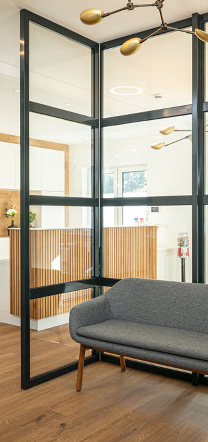 Unsere lichtdurchflutete Lounge mit schönen Möbeln in skaninavischem Design